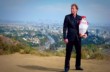 Håkan Berg i Hollywood Håkan Berg med uggla står i bergen ovanför Hollywood