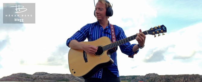 Komikern Håkan Berg spelar gitarr men har på sig hörselskydd med inbyggd radio.