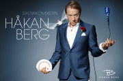 Komikern Håkan Berg som cool magiker med flaxande mekanisk duva på axeln.